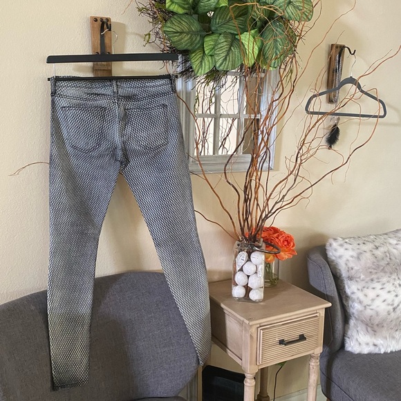 Current Elliott - Picture 3 of 6